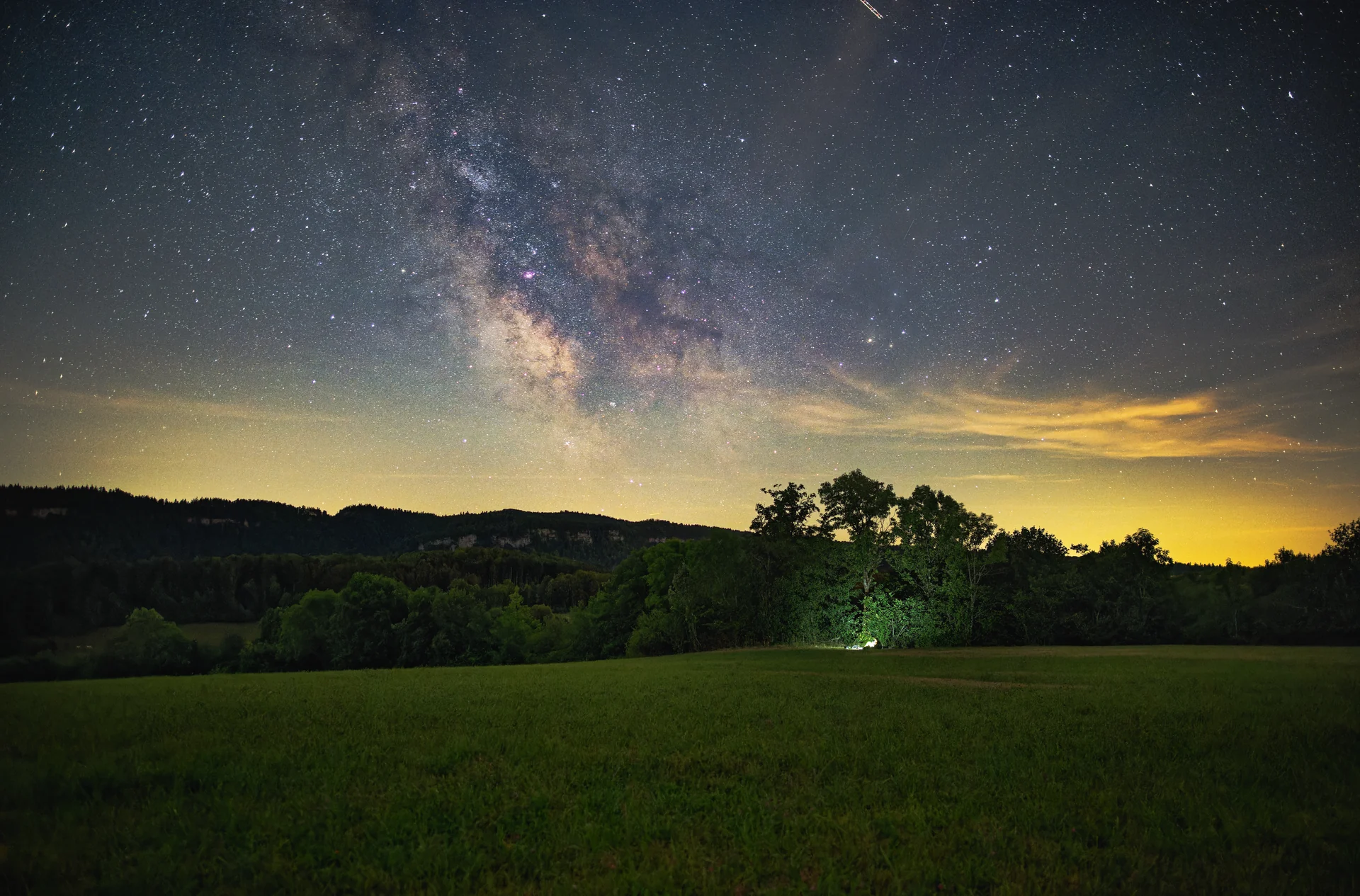 Voie lactée au-dessus d’un paysage nocturne